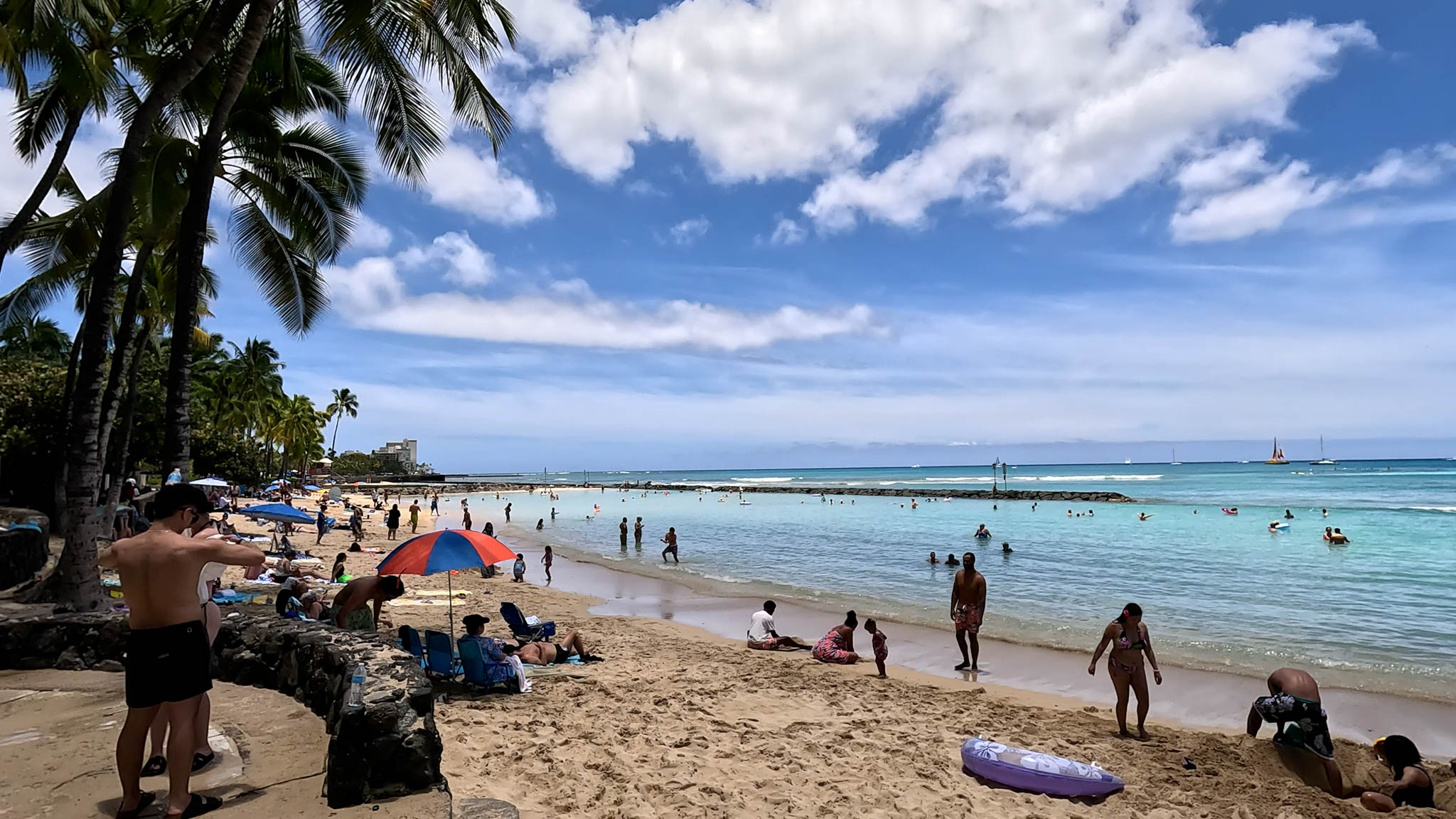 Beachfront Hotels in Waikiki - Alohilani Resort Waikiki Beach - Photo 1