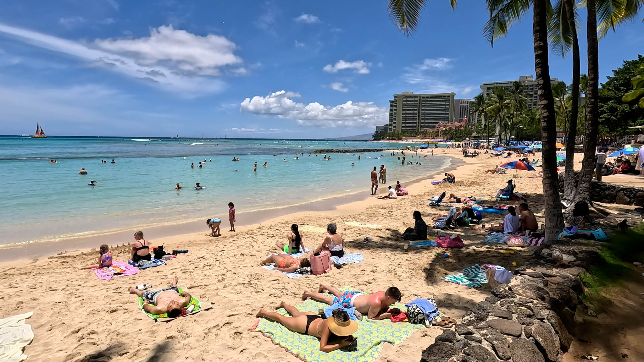 Beachfront Hotels in Waikiki - Alohilani Resort Waikiki Beach - Photo 3