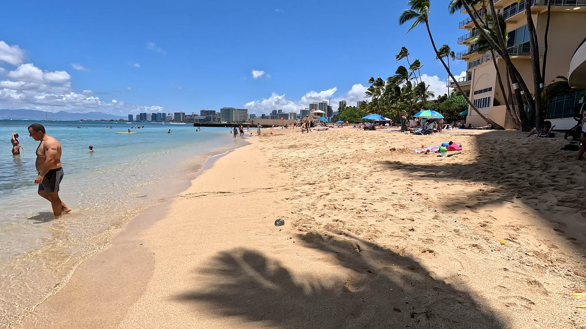Beachfront Hotels in Waikiki - Kaimana Beach Hotel - Photo 1