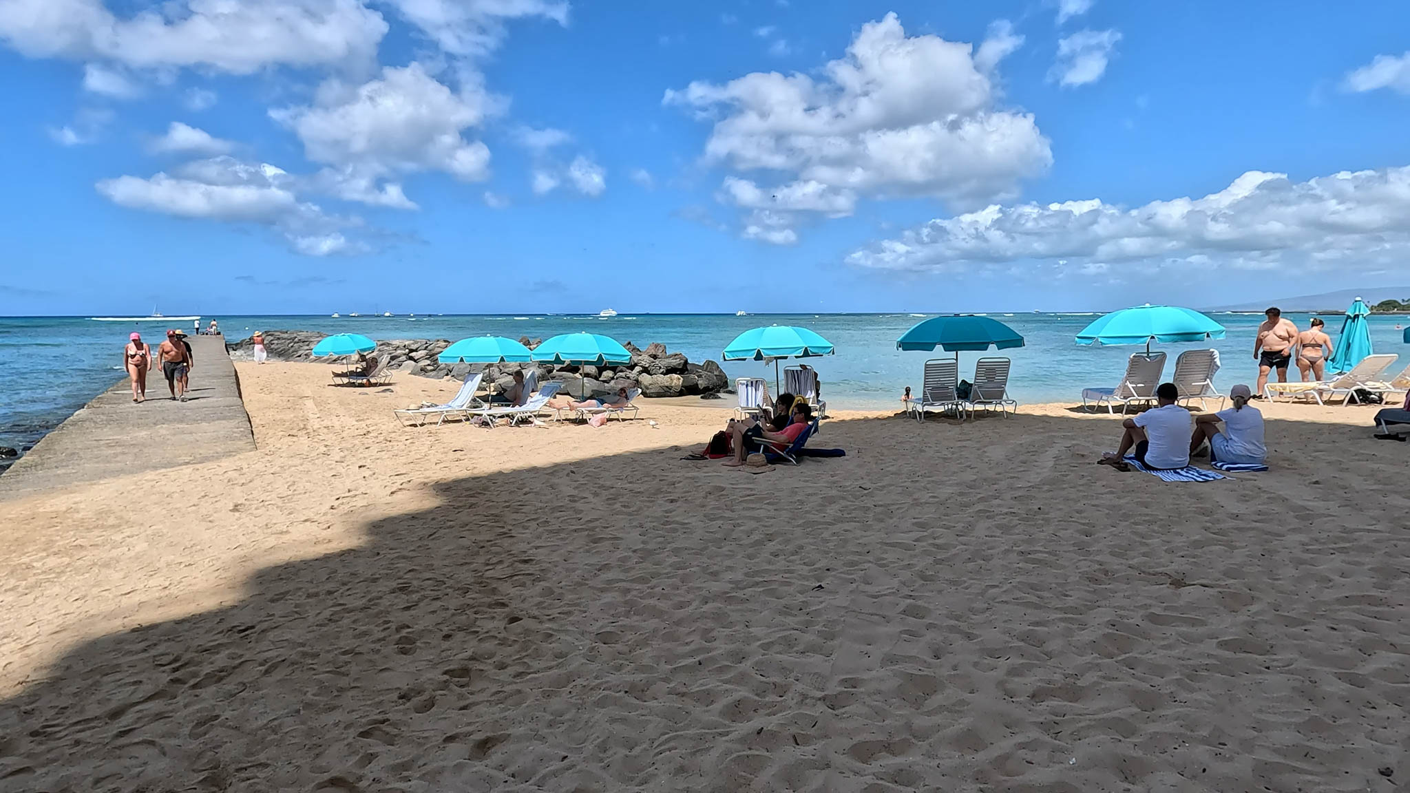 Beachfront Hotels in Waikiki - Outrigger Reef Waikiki Beach Resort - Photo 1