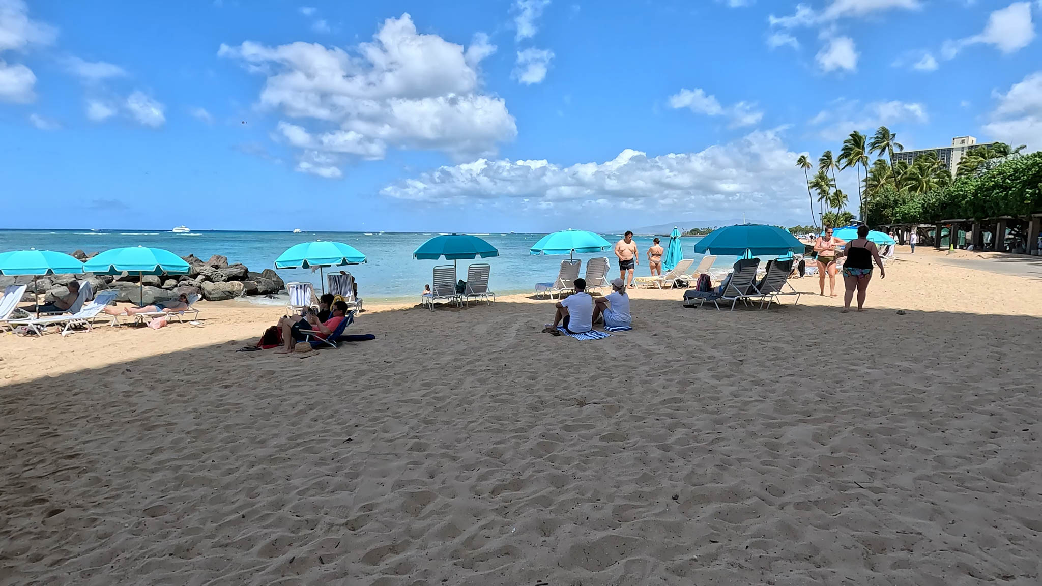 Beachfront Hotels in Waikiki - Outrigger Reef Waikiki Beach Resort - Photo 2