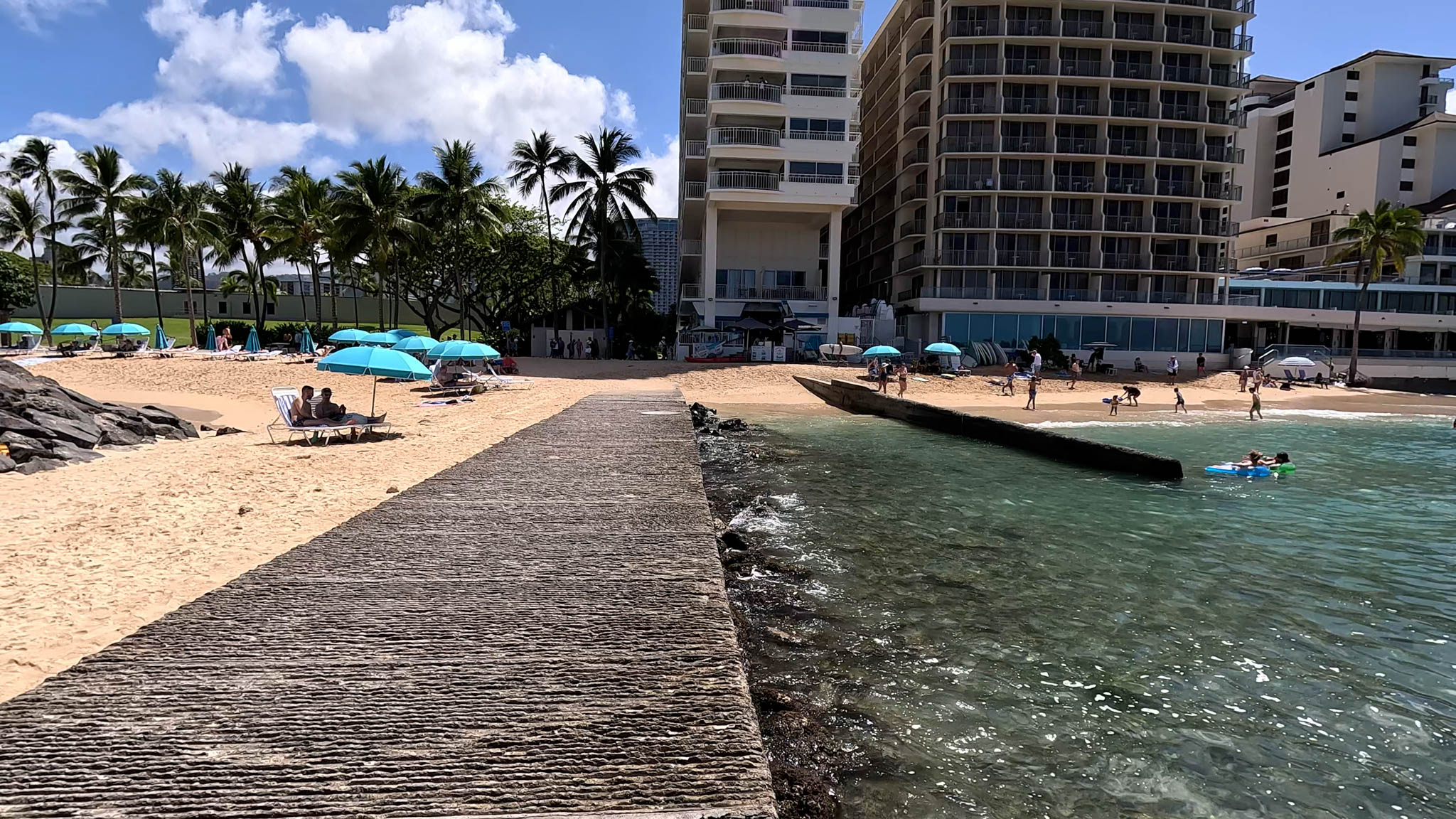 Beachfront Hotels in Waikiki - Outrigger Reef Waikiki Beach Resort - Photo 4