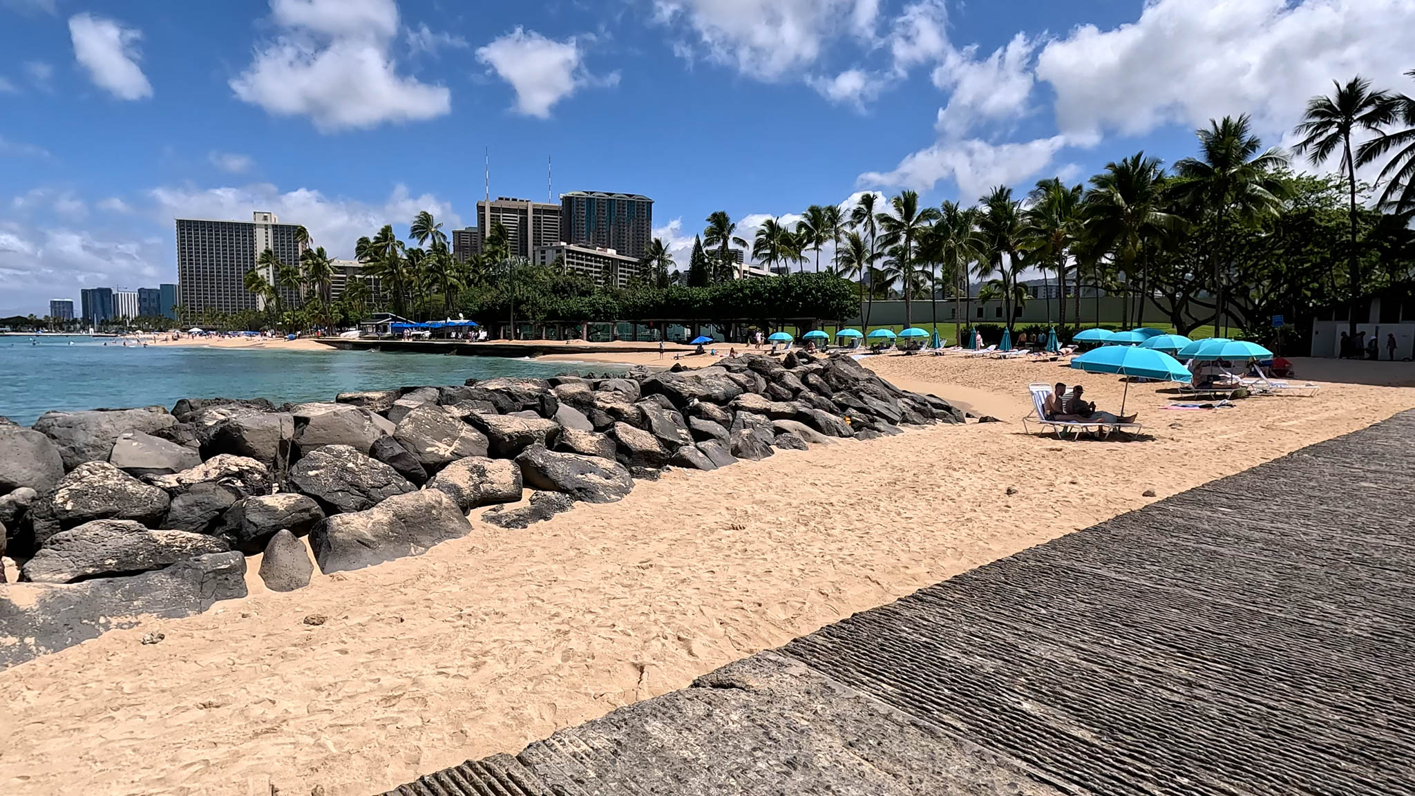 Beachfront Hotels in Waikiki - Outrigger Reef Waikiki Beach Resort - Photo 5