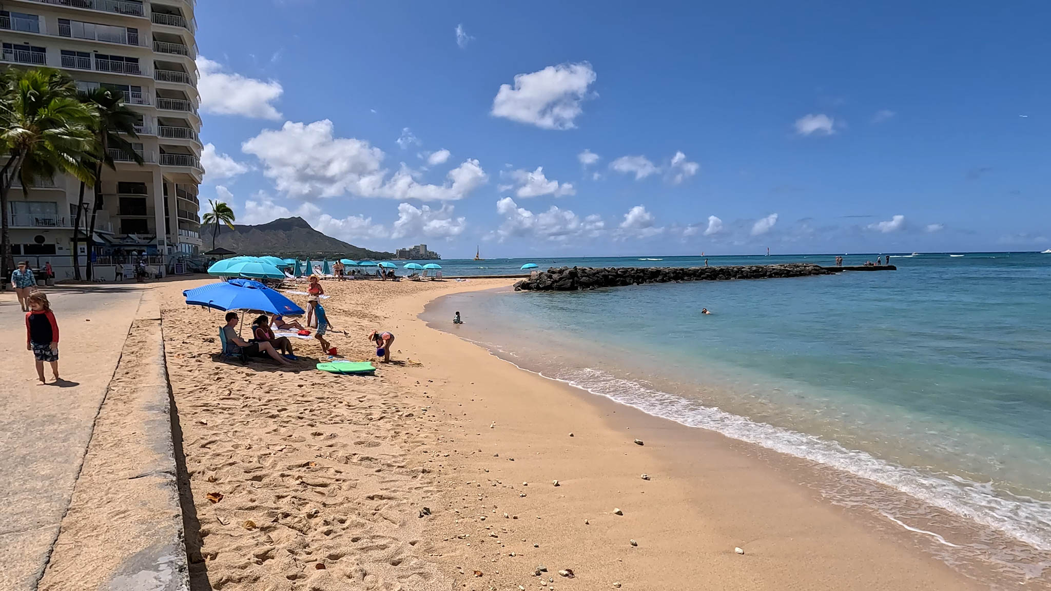 Beachfront Hotels in Waikiki - Outrigger Reef Waikiki Beach Resort - Photo 6