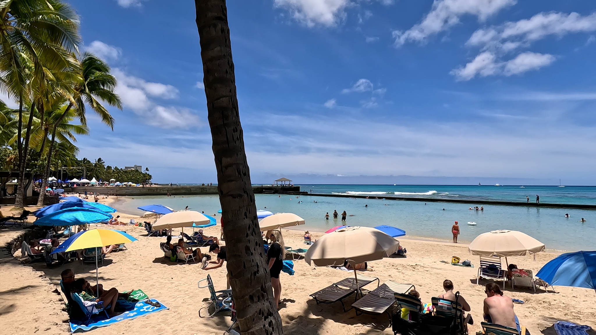 Beachfront Hotels in Waikiki - Waikiki Beach Marriott Resort & Spa - Photo 1