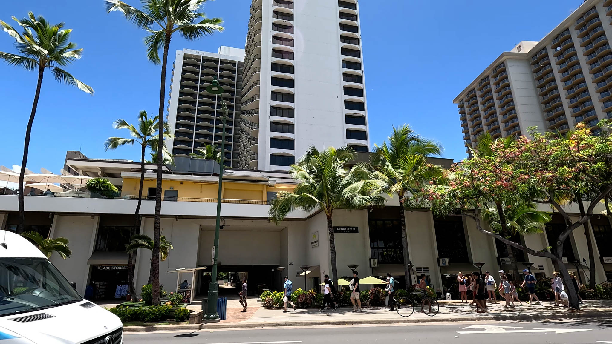 Beachfront Hotels in Waikiki - Waikiki Beach Marriott Resort & Spa - Photo 2